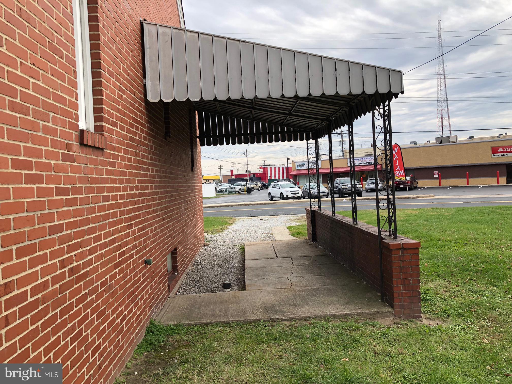 Main image without alt text