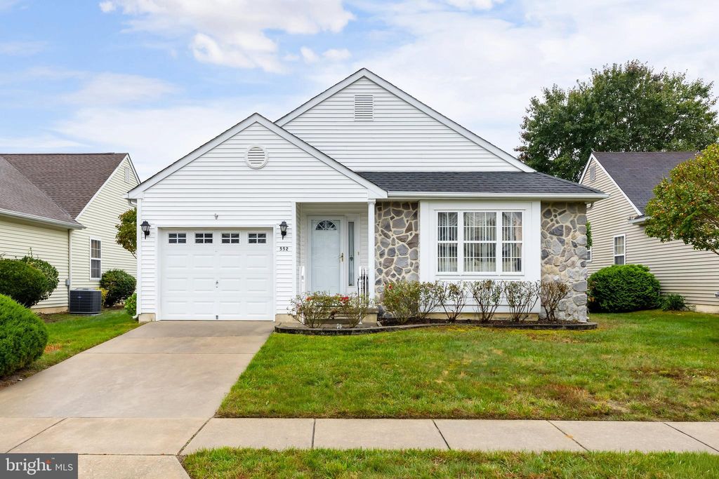 Photo of 552 Doral Drive, WILLIAMSTOWN, NJ 08094 (MLS # NJGL2064944)