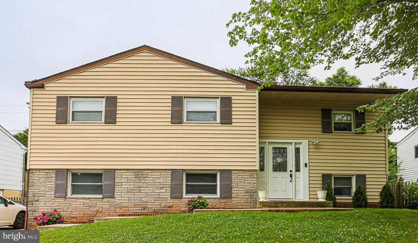 Beautiful and Spacious 7-Bedroom Home
Well-maintained property featuring 7 bedrooms, 2 full bathrooms, 2 kitchens, and brand-new appliances. Enjoy the convenience of a new deck, plenty of storage space, and a layout ideal for extended families or rental opportunities. This home is move-in ready and offers exceptional space and versatility. Appliances included. Schedule your showing today!