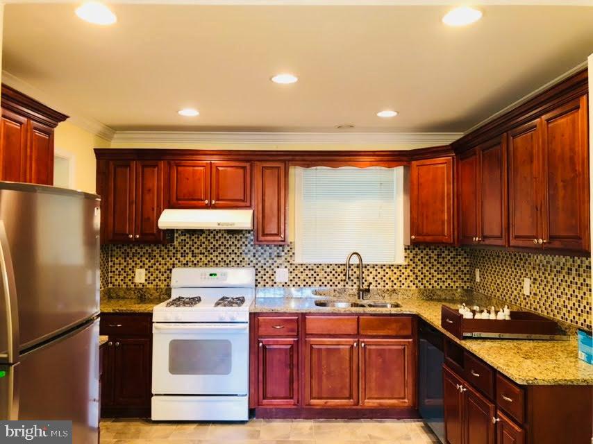 STONEWALL MANOR - Residential Lease