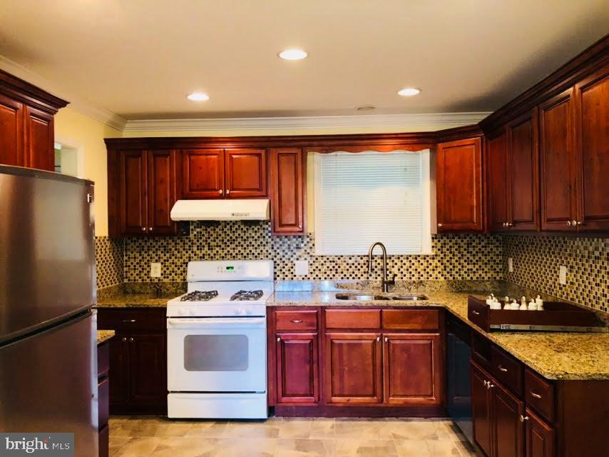 STONEWALL MANOR - Residential Lease