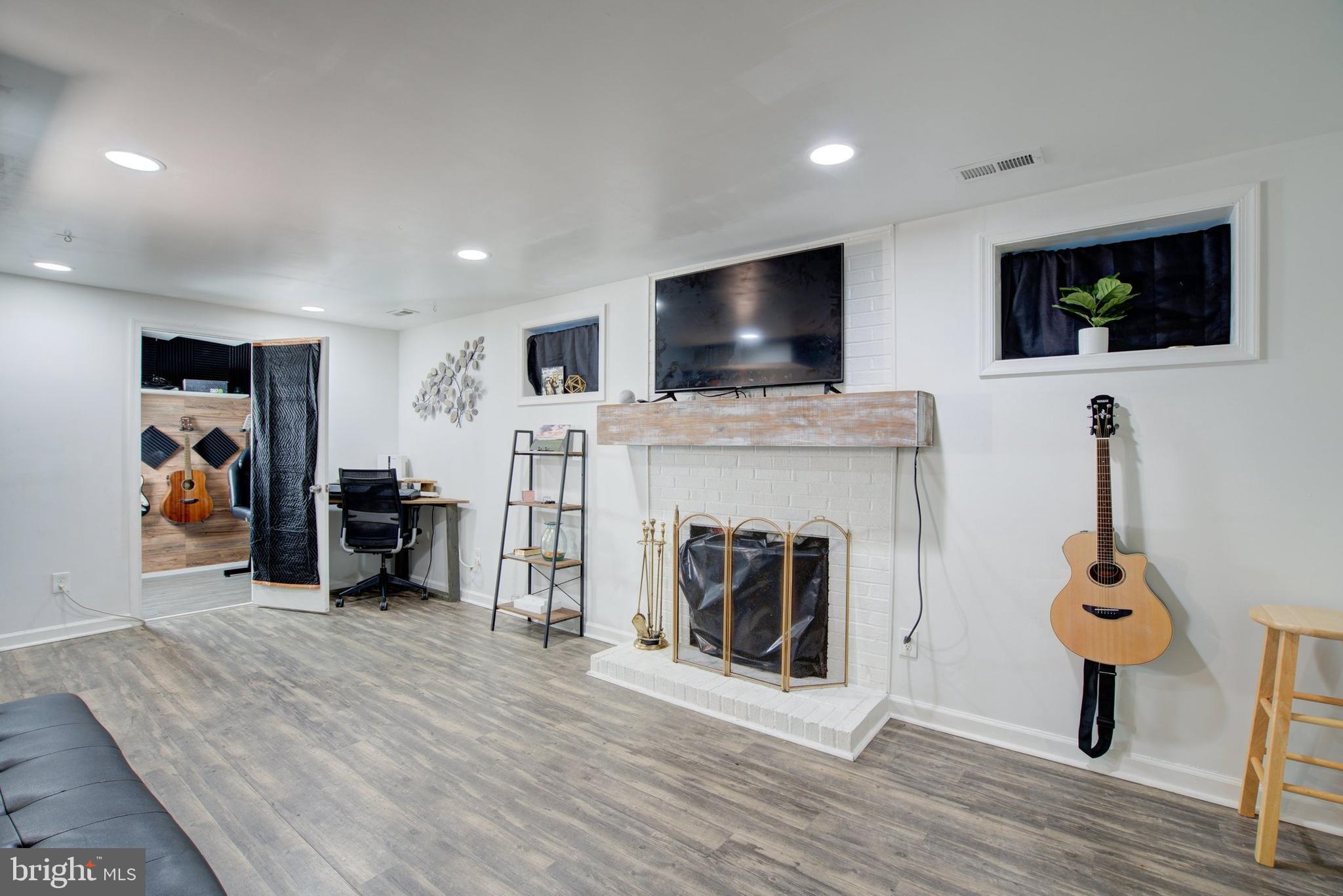 KING CHARLES COMMONS - Residential