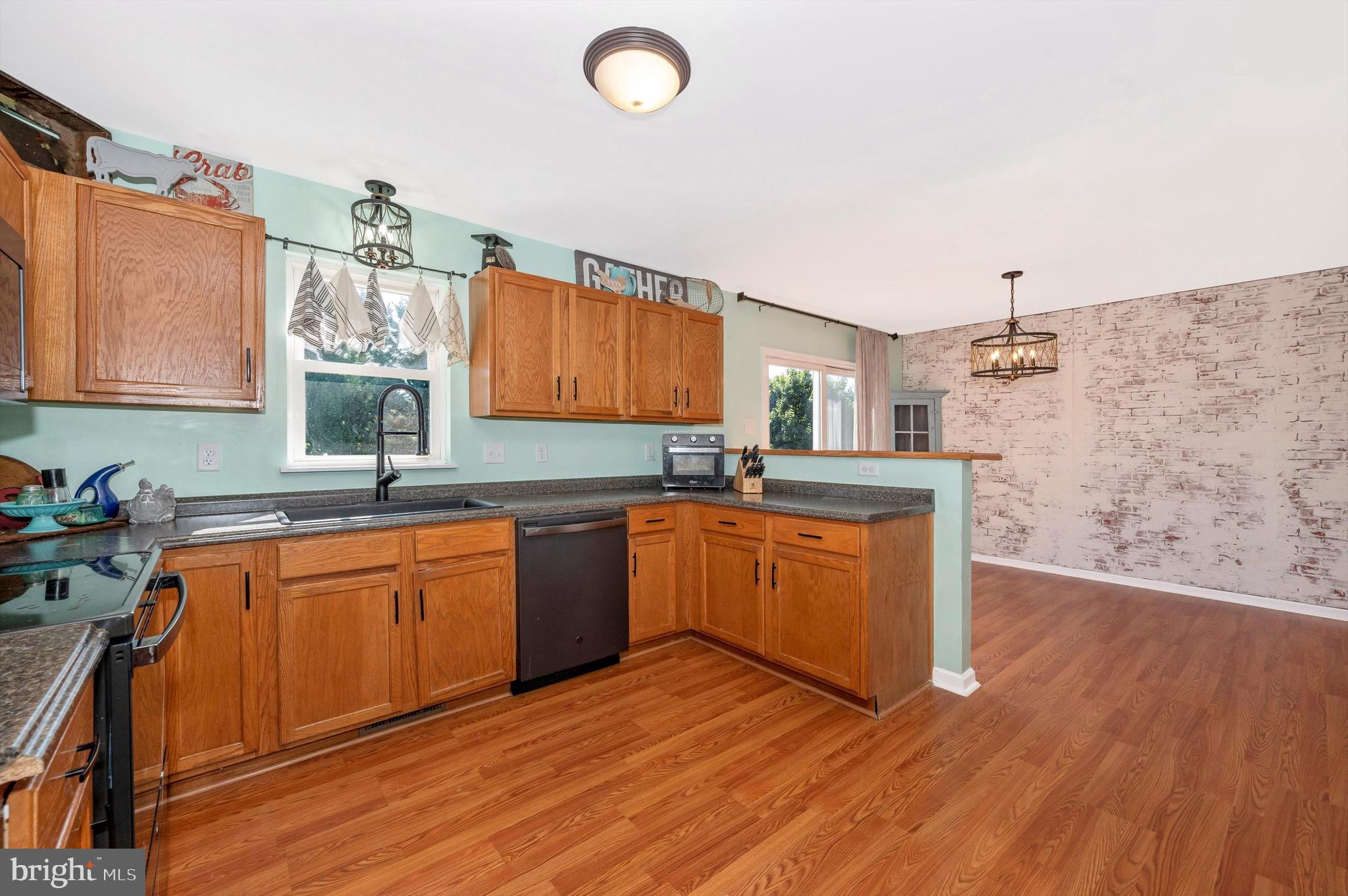 WHISPERING HILLS - Residential