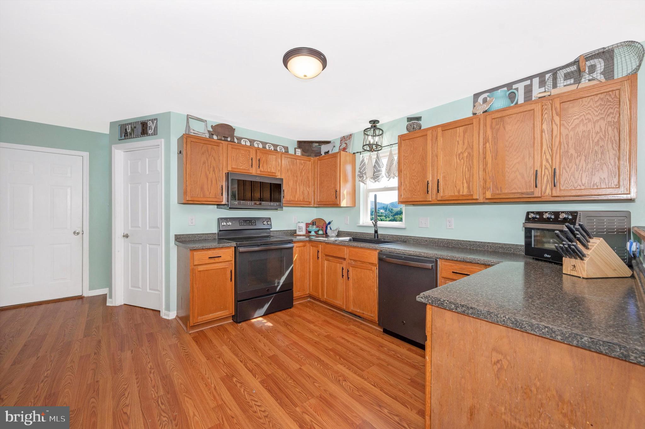 WHISPERING HILLS - Residential