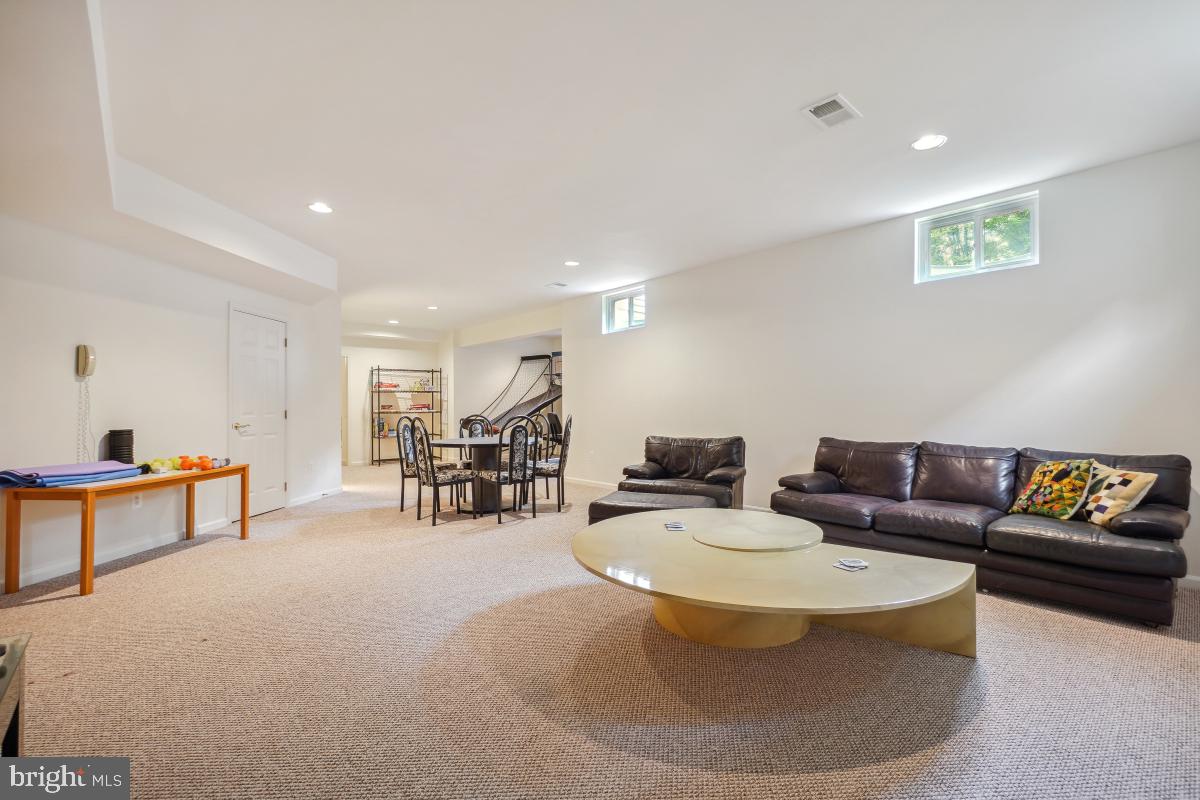 POTOMAC REGENCY - Residential