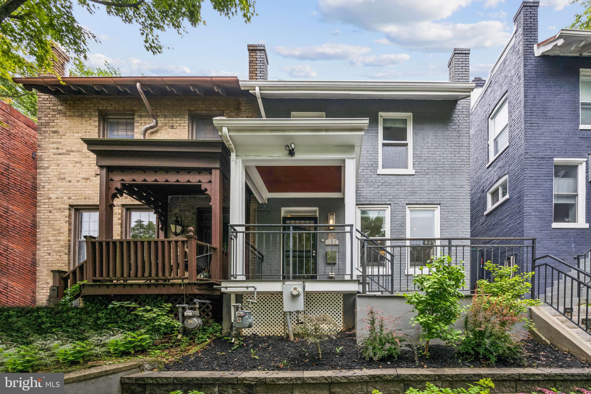 205 V STREET NE