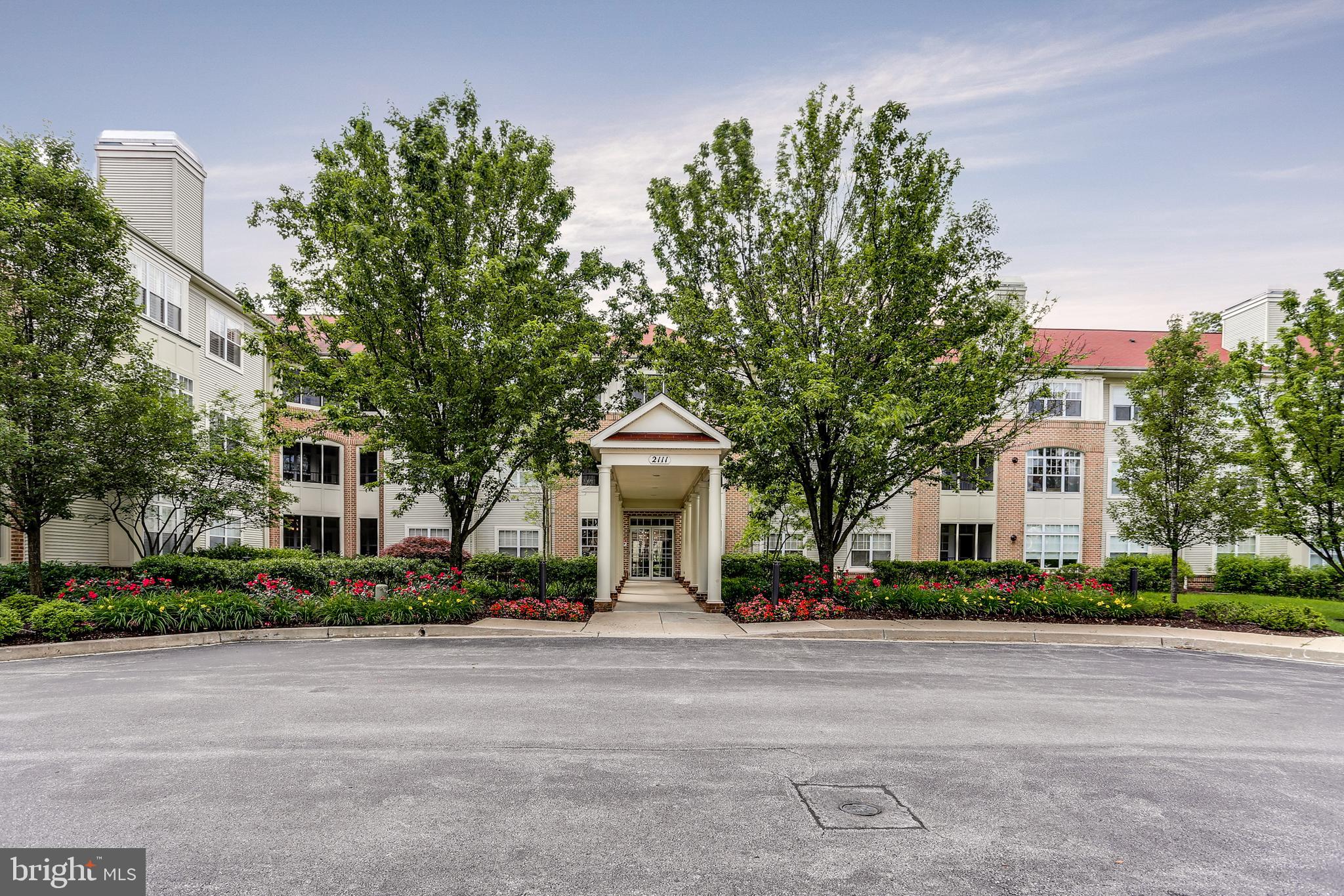 Spacious two bedroom condo in Waverly Woods. Great schools. Assigned under ground parking. 9' ceiling, fireplace, two spacious bedrooms and bathrooms. Separate laundry room with storage. Access to swimming pool and exercise room. Very nice and welcoming lobby and meeting room on main level. Good credit and employment reference are MUST. June 1 move in date.