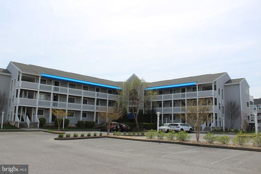 Serene Getaway! Spacious 2 bedroom 2 bath condo situated on the fork of the canal with open sunset views. Offered fully furnished. Close to Northside Park and restaurants. Don't miss out!