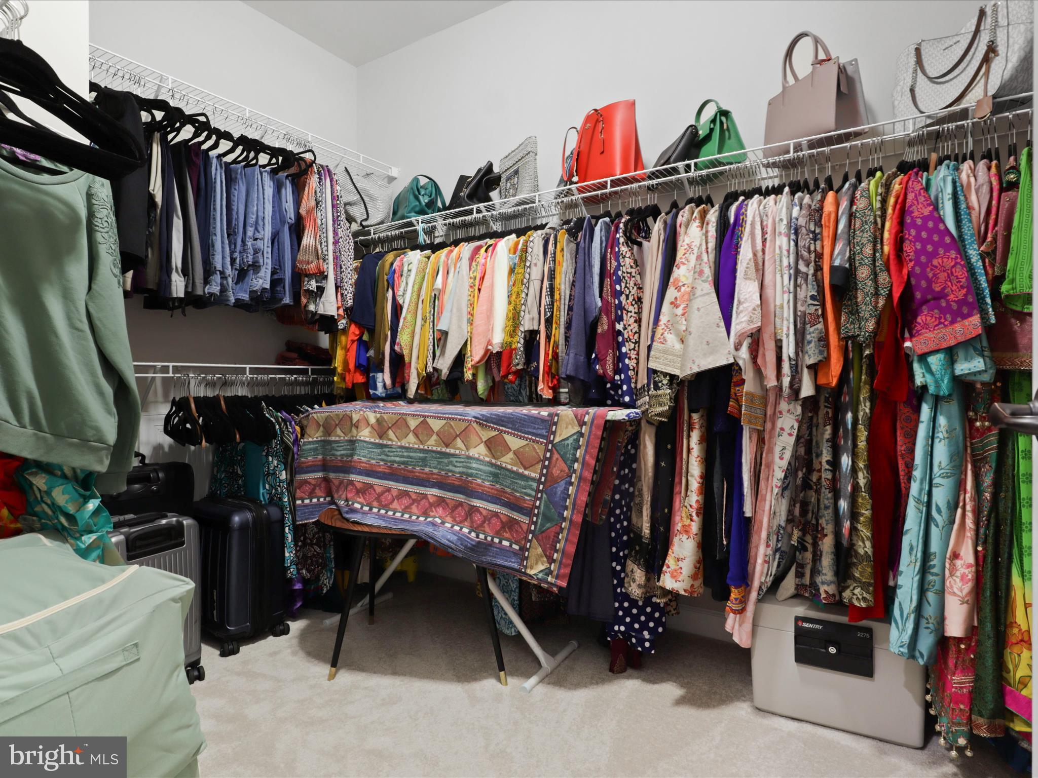 KENSINGTON MANOR - Residential