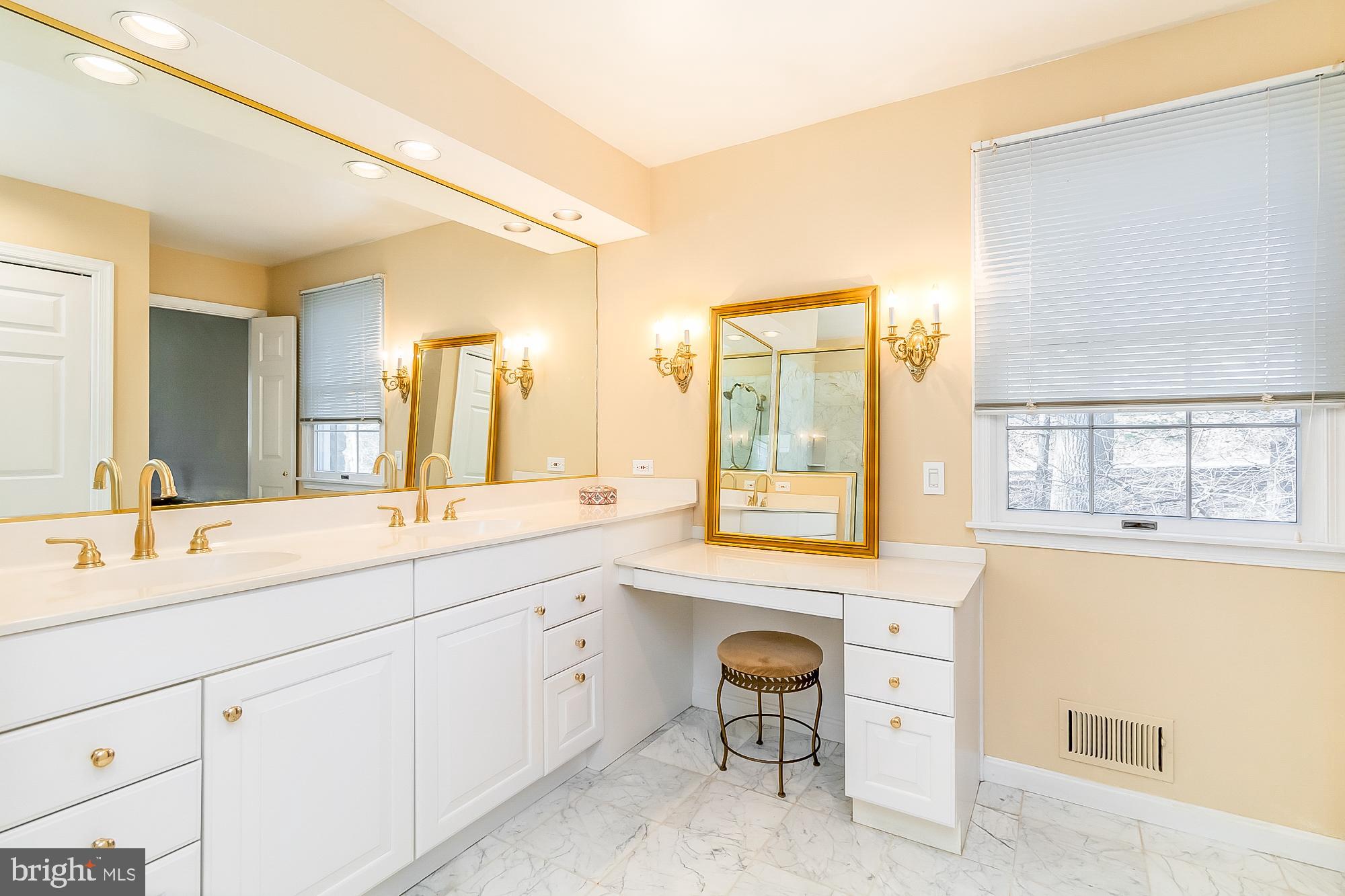 MANOR WOODS - Residential