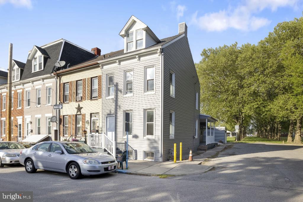 Wonderful updated house, with two full bathrooms, fresh carpet, hardwood and tiled flooring. New paint, cabinets and appliances. Yard space, and a garage. Beautiful and great up-kept park as your surrounding environment. Less than 5 minutes to 83 South!