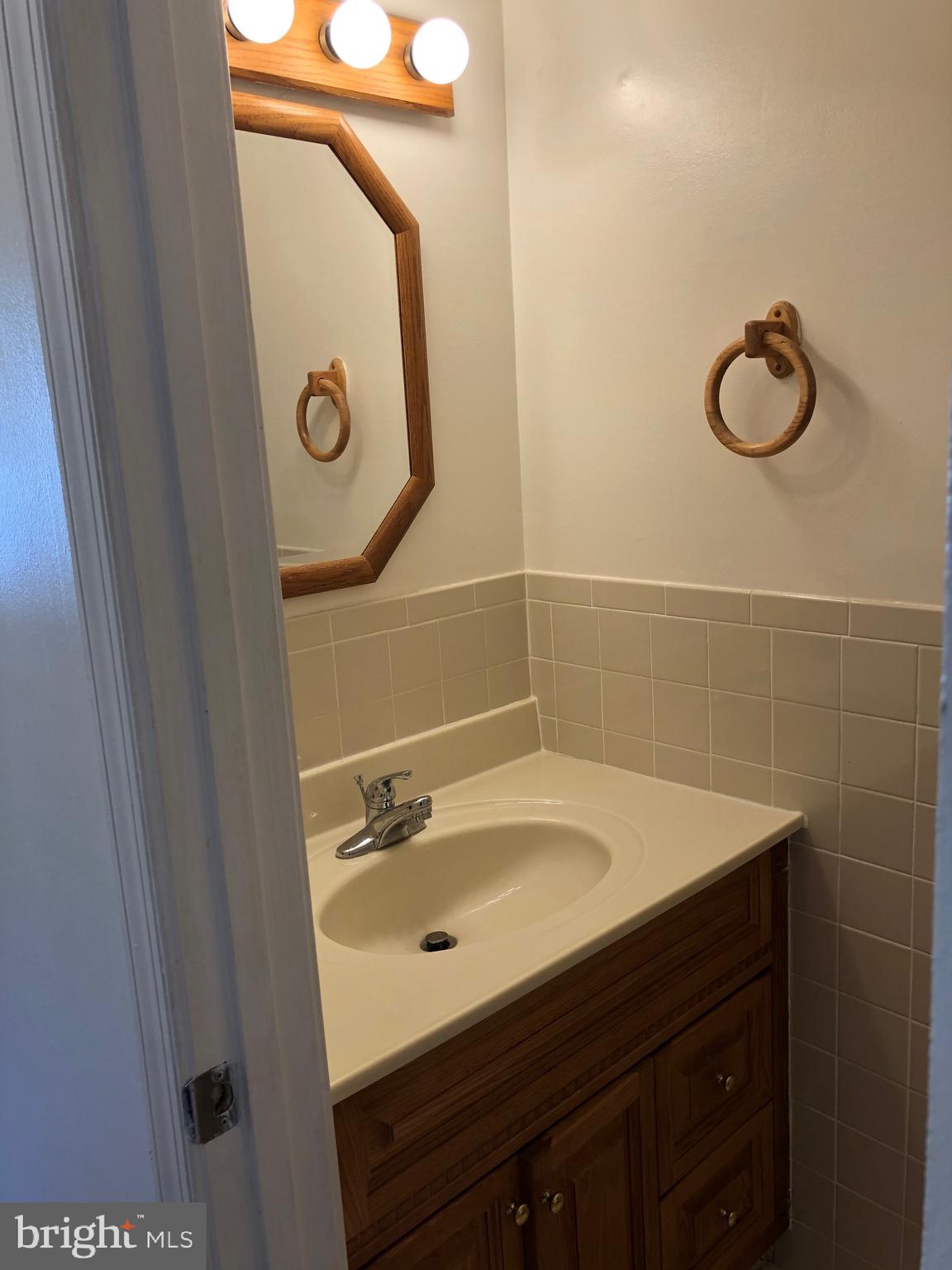 WAKEFIELD SQUARE - Residential Lease