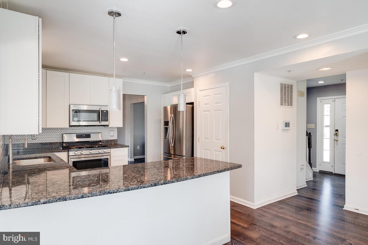 WHITE HALL - Residential