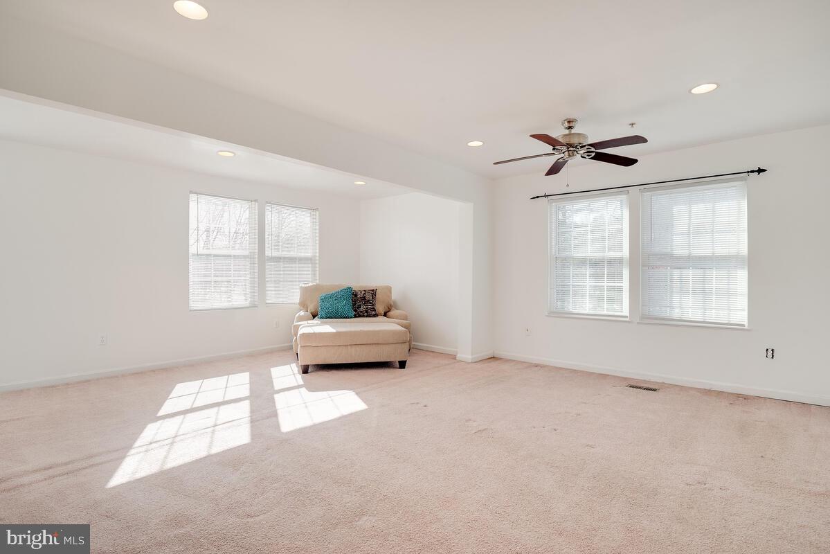 WHITE HALL - Residential