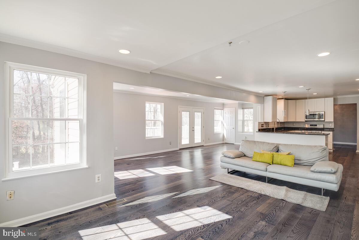 WHITE HALL - Residential