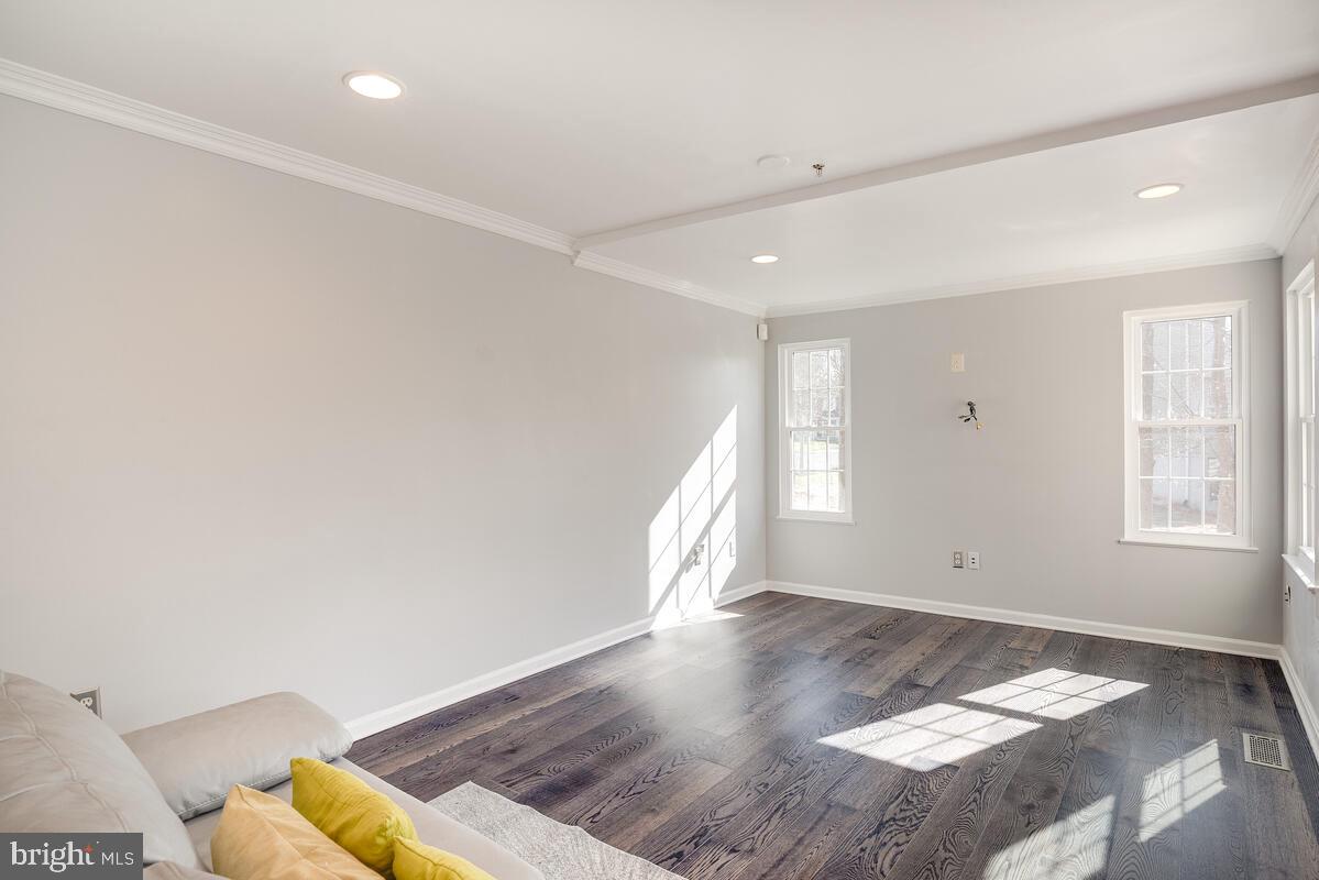 WHITE HALL - Residential