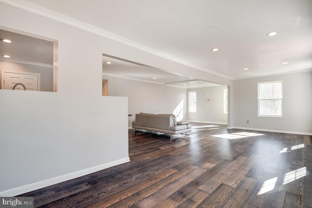 WHITE HALL - Residential