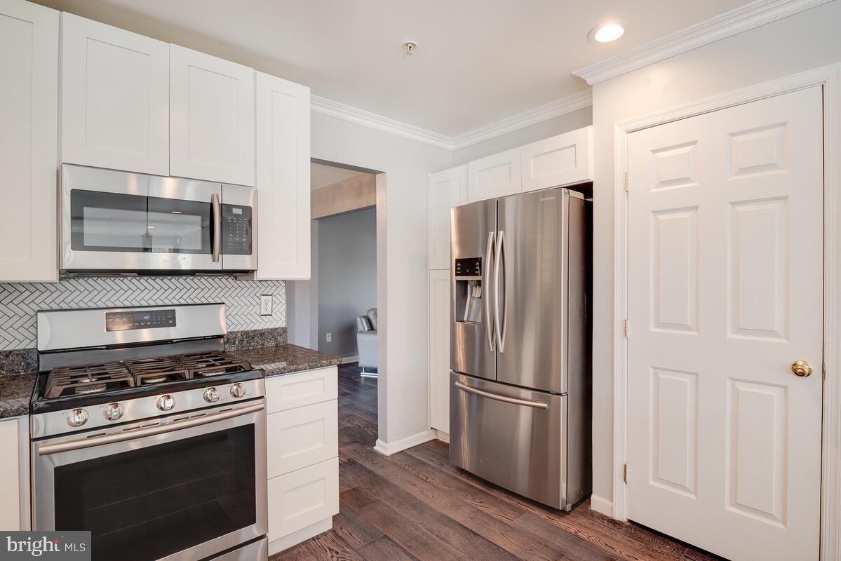 WHITE HALL - Residential