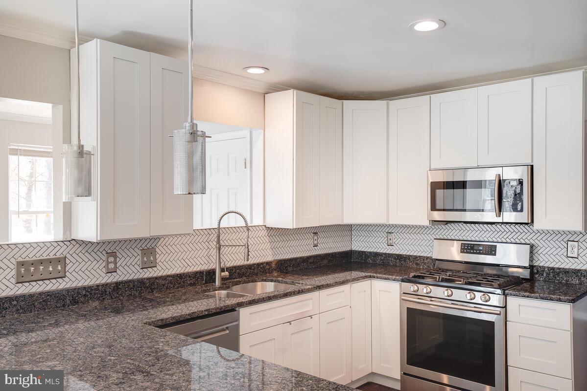 WHITE HALL - Residential