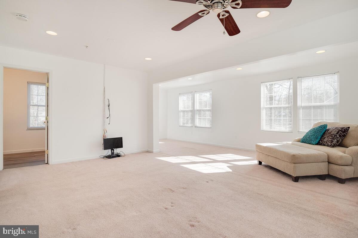 WHITE HALL - Residential