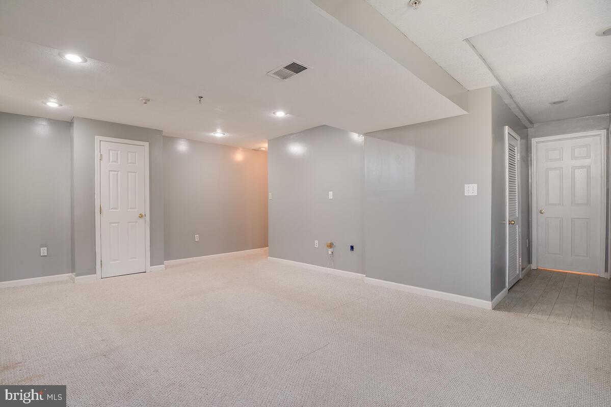 WHITE HALL - Residential