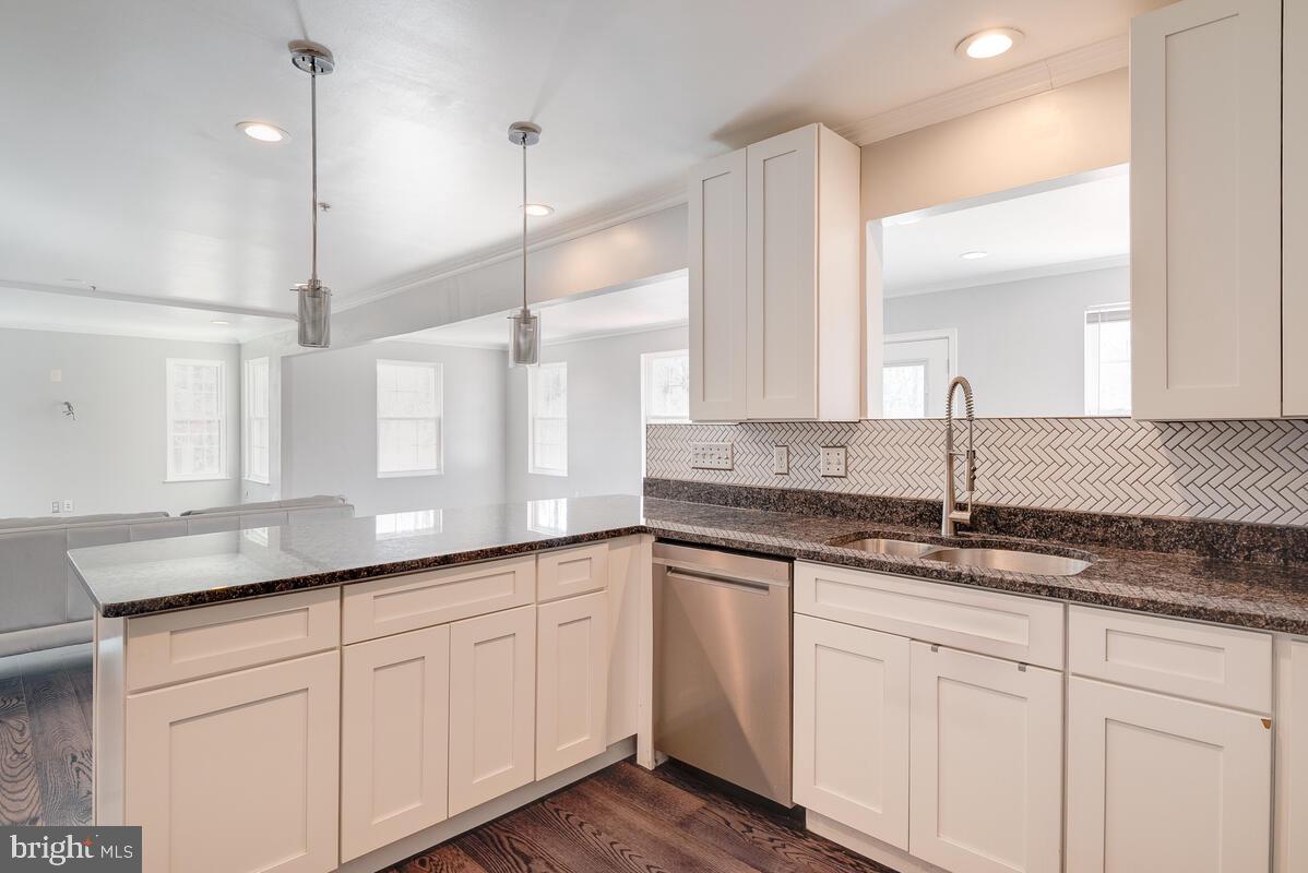 WHITE HALL - Residential