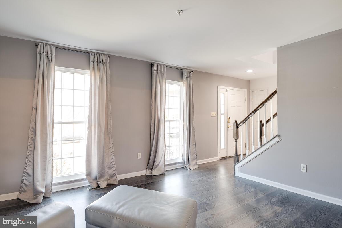 WHITE HALL - Residential