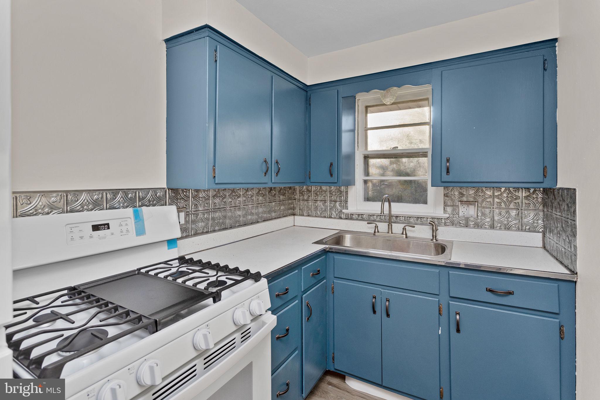 6 CLARENDON AVENUE 3