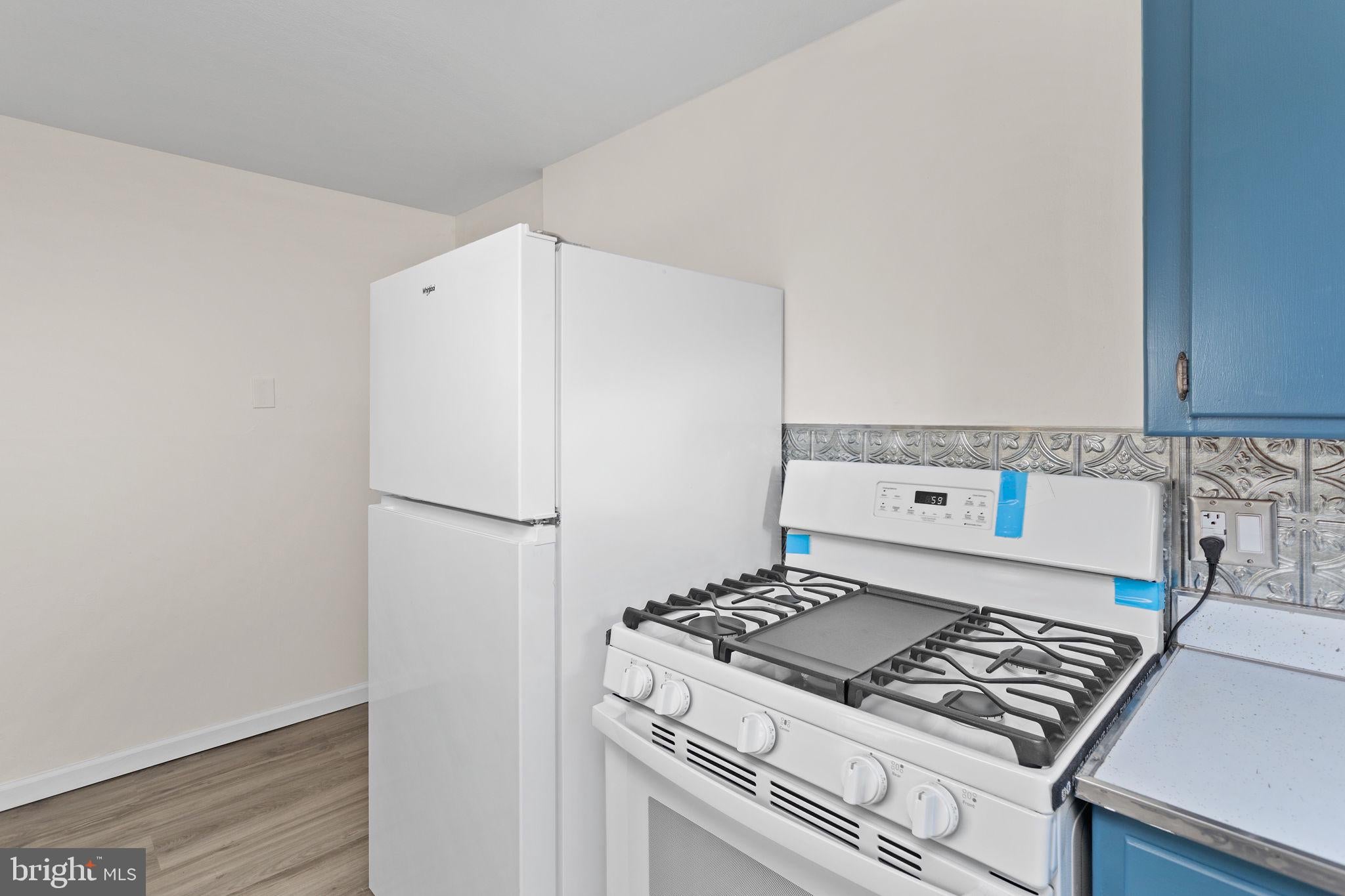 6 CLARENDON AVENUE 3