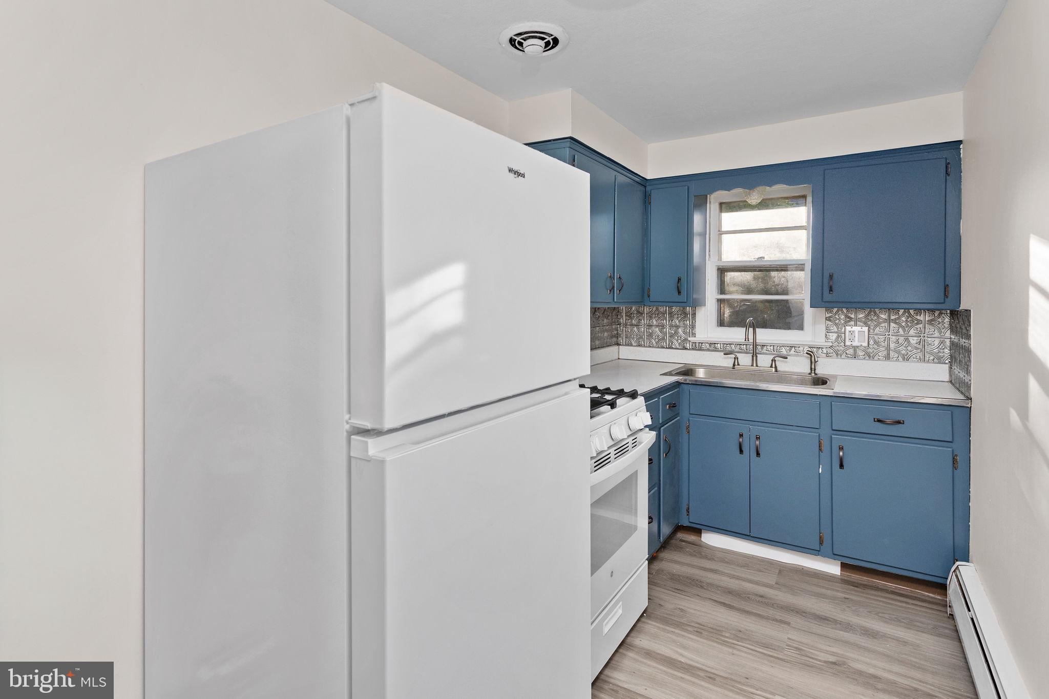6 CLARENDON AVENUE 3