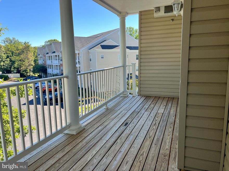 AVAILABLE NOW!!. Wonderfully spacious Penthouse unit with loft. 2 full bathrooms and 2 bedrooms. Vaulted ceilings in living room and master bedroom. Kitchen opens to breakfast bar and dining area plus a loft!!  Large balcony, full size washer/dryer.  HVAC and water heater less than one year old. Longer lease preferred. Tucked in at the back of the cul de sac with easy access to 50, DC, AAMC and Downtown Annapolis. Sorry No Pets