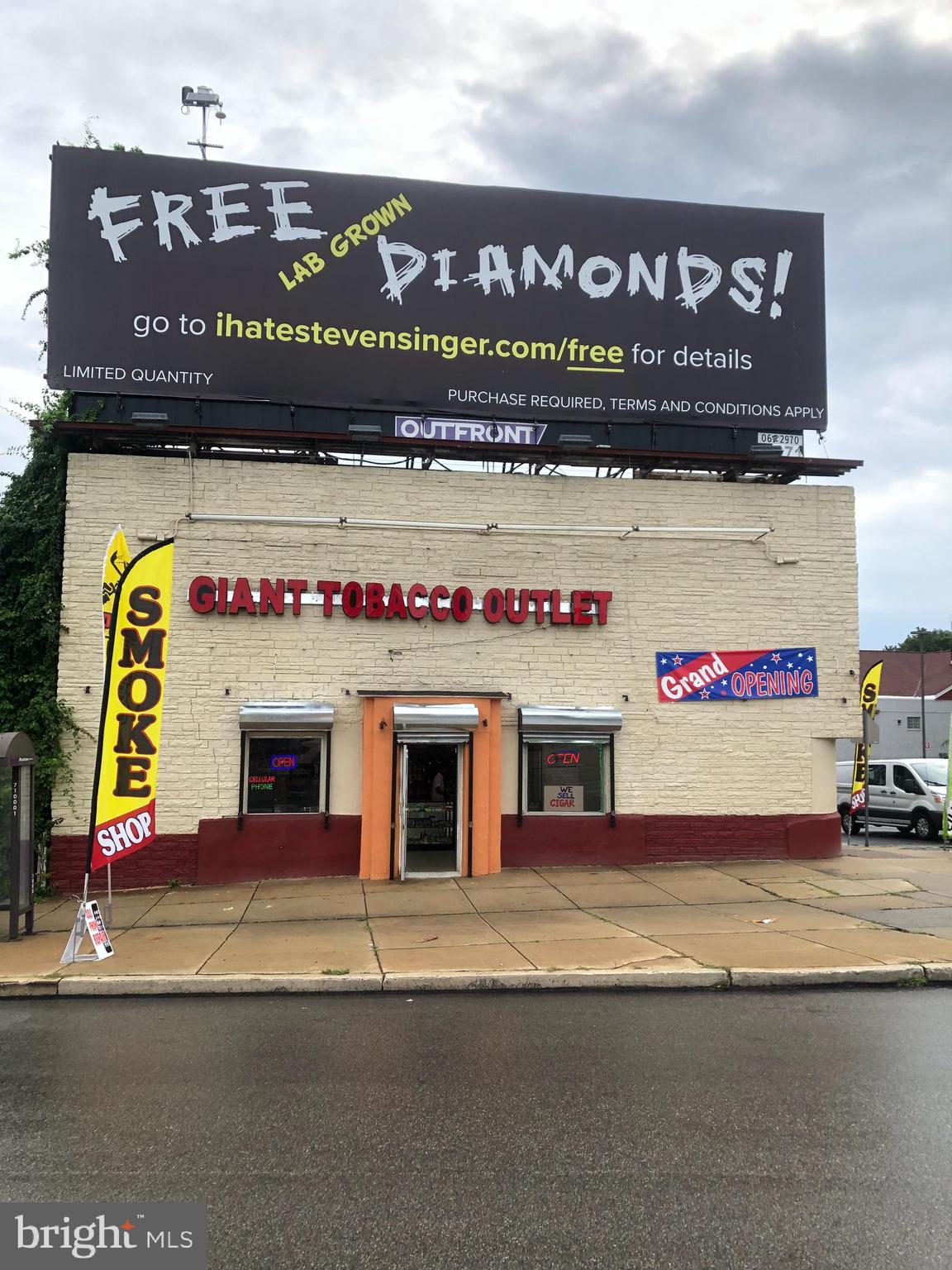 Main image without alt text