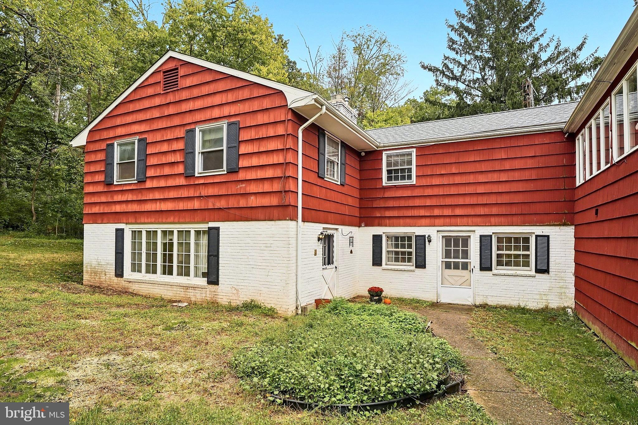 1556-1556A RIVER ROAD