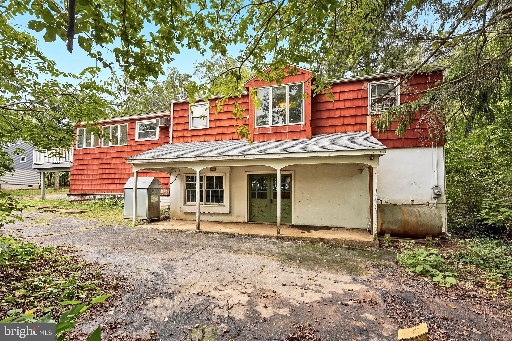 1556-1556A RIVER ROAD