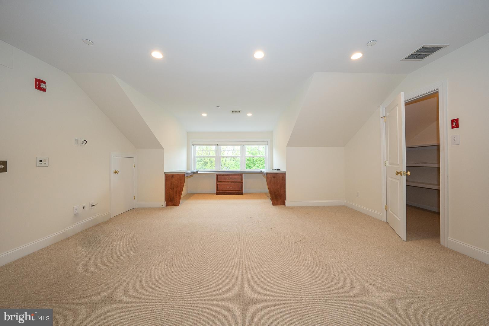 WHITEHALL - Residential