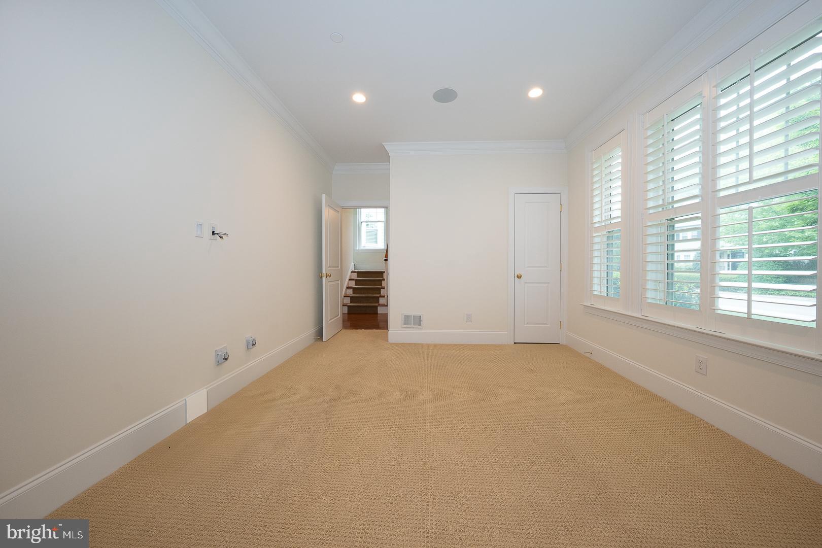 WHITEHALL - Residential