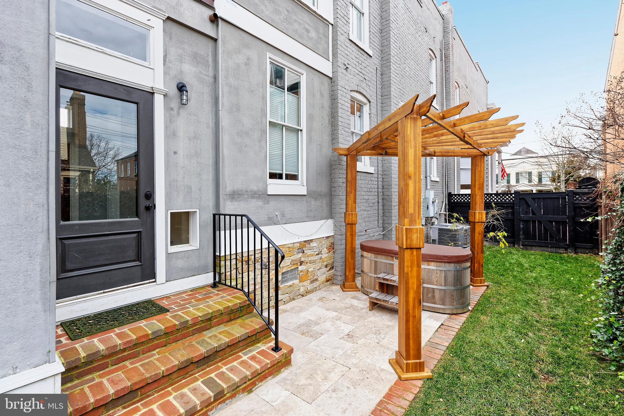 OLD TOWN ALEXANDRIA - Residential