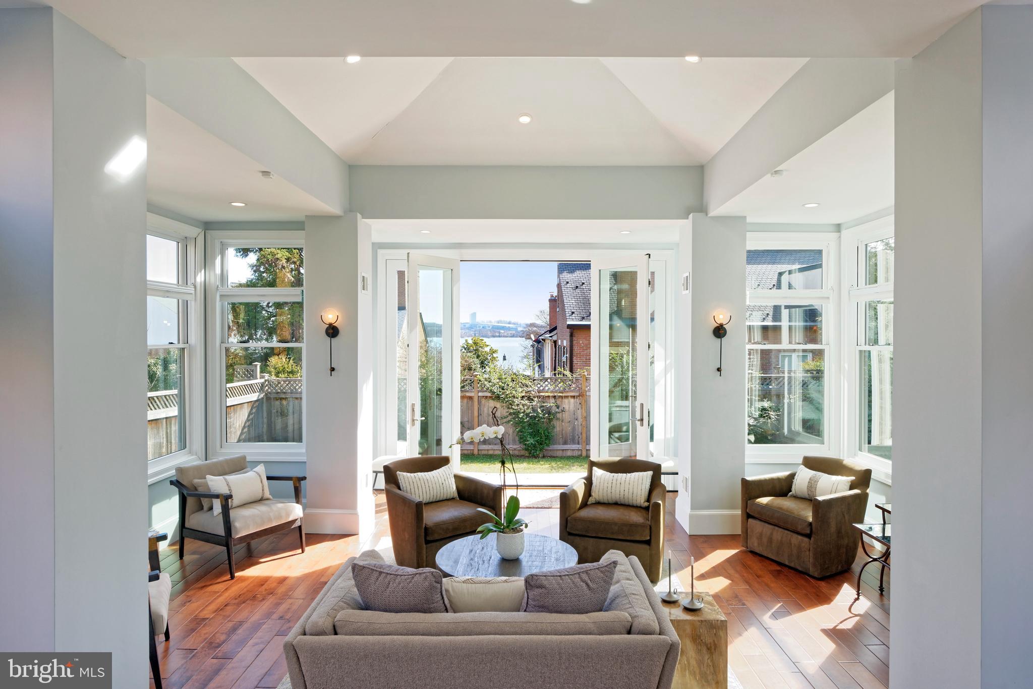 OLD TOWN ALEXANDRIA - Residential