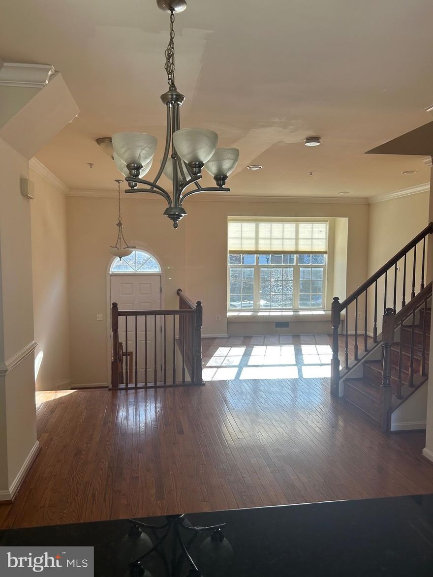 Ready to move in freshly painted and cleaned . Walk to shopping and close to schools