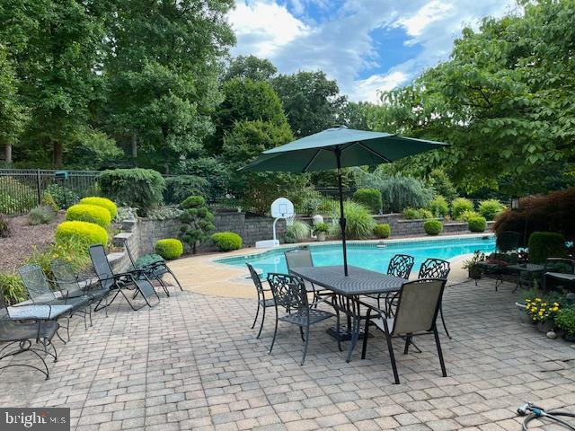 ORCHARD LAKES - Residential