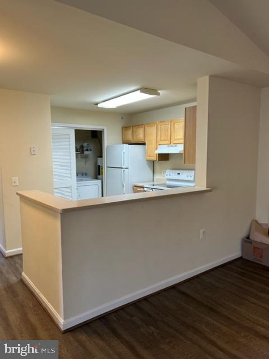 Spacious condo on 3RD FLOOR.  3 nice sized bedrooms, 2 bathrooms. Open concept Family room with access to a balcony. Sorry no pets and no smoking.