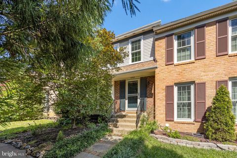 Photo of 5703 Gladden Ct, ALEXANDRIA, VA 22303 (MLS # VAFX2329672)