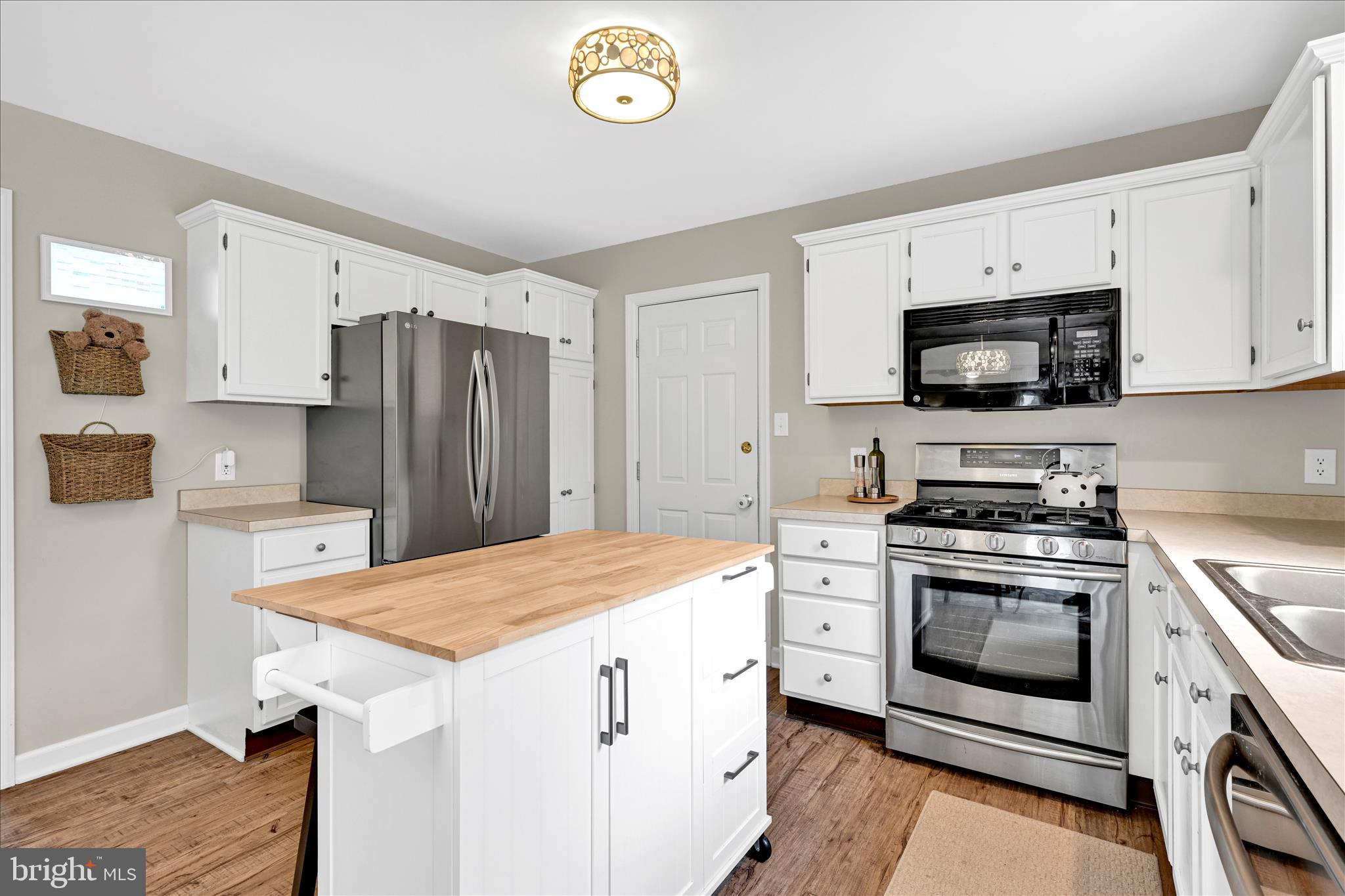 COUNTRY SQUIRE ESTATES - Residential