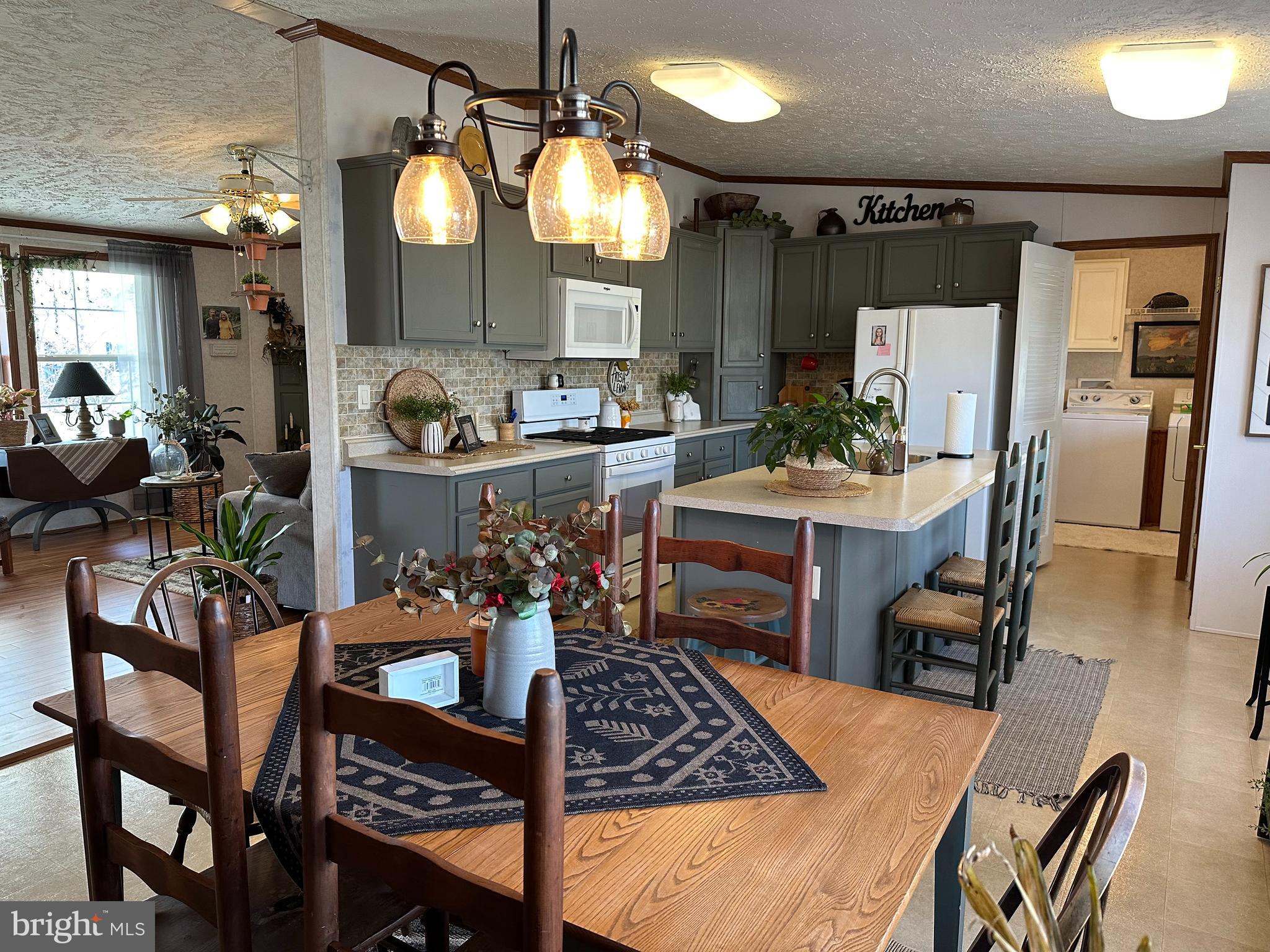 COLONIAL ESTATES - Residential