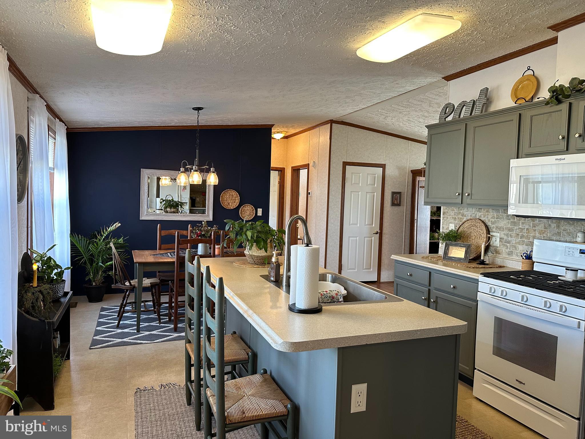 COLONIAL ESTATES - Residential
