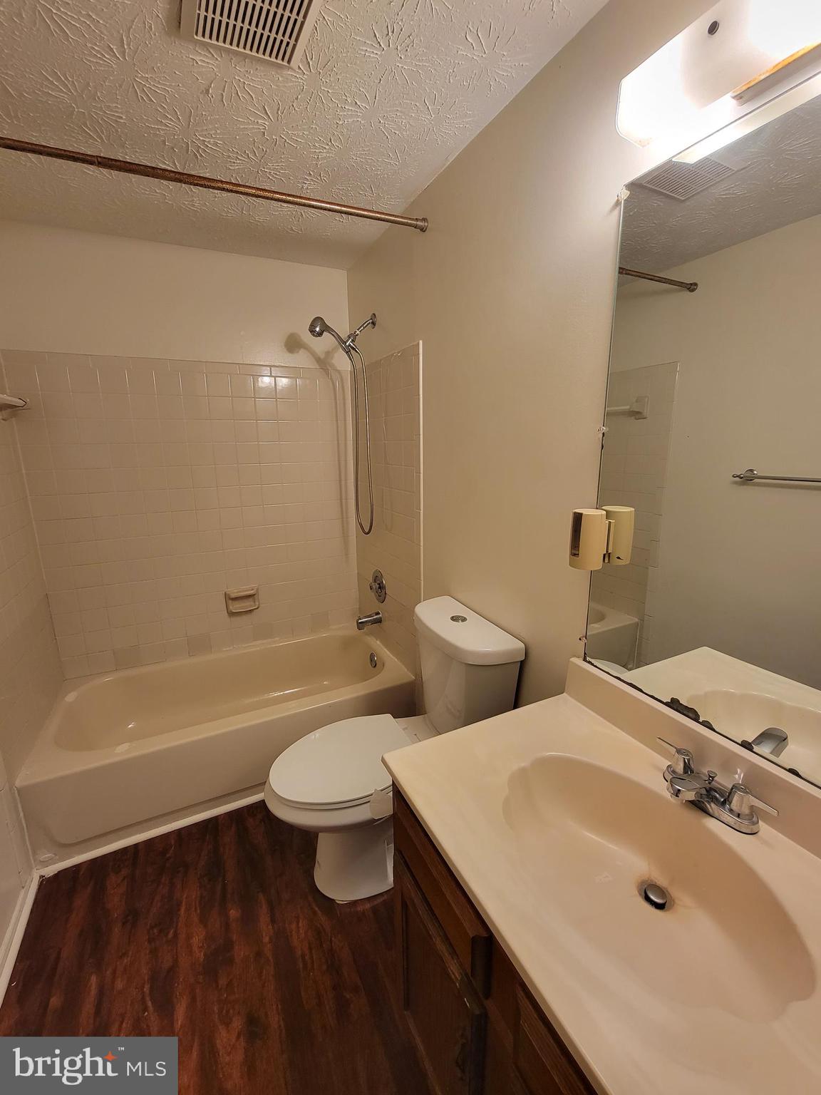 CALVERTON TOWNES - Residential Lease