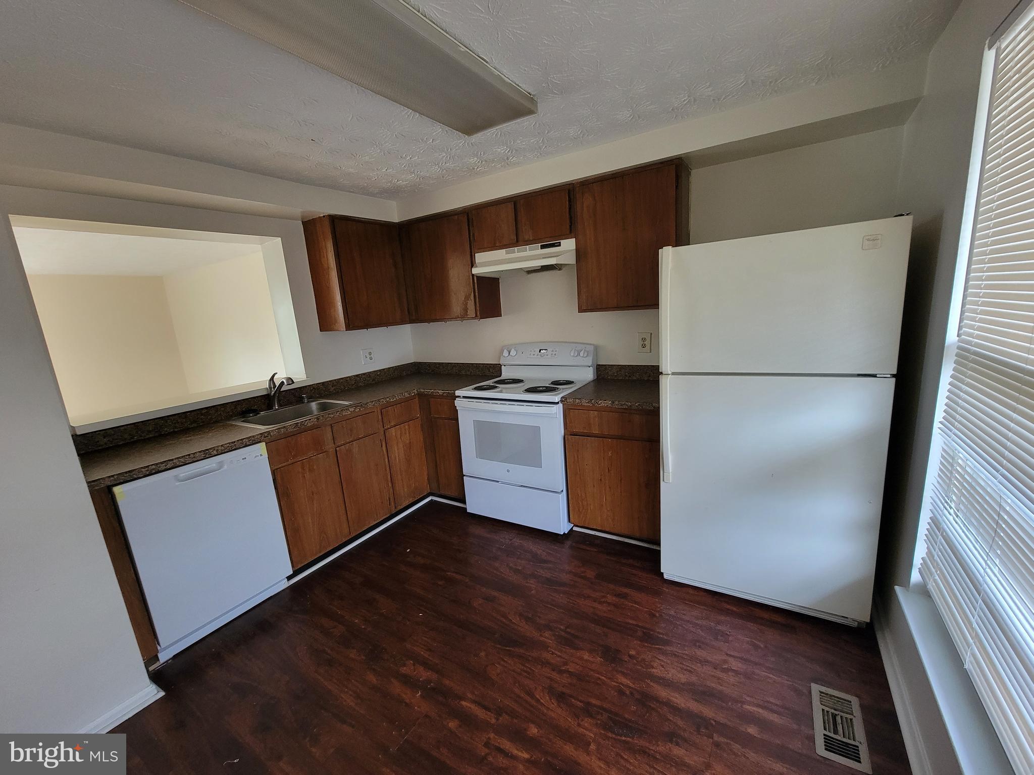 CALVERTON TOWNES - Residential Lease