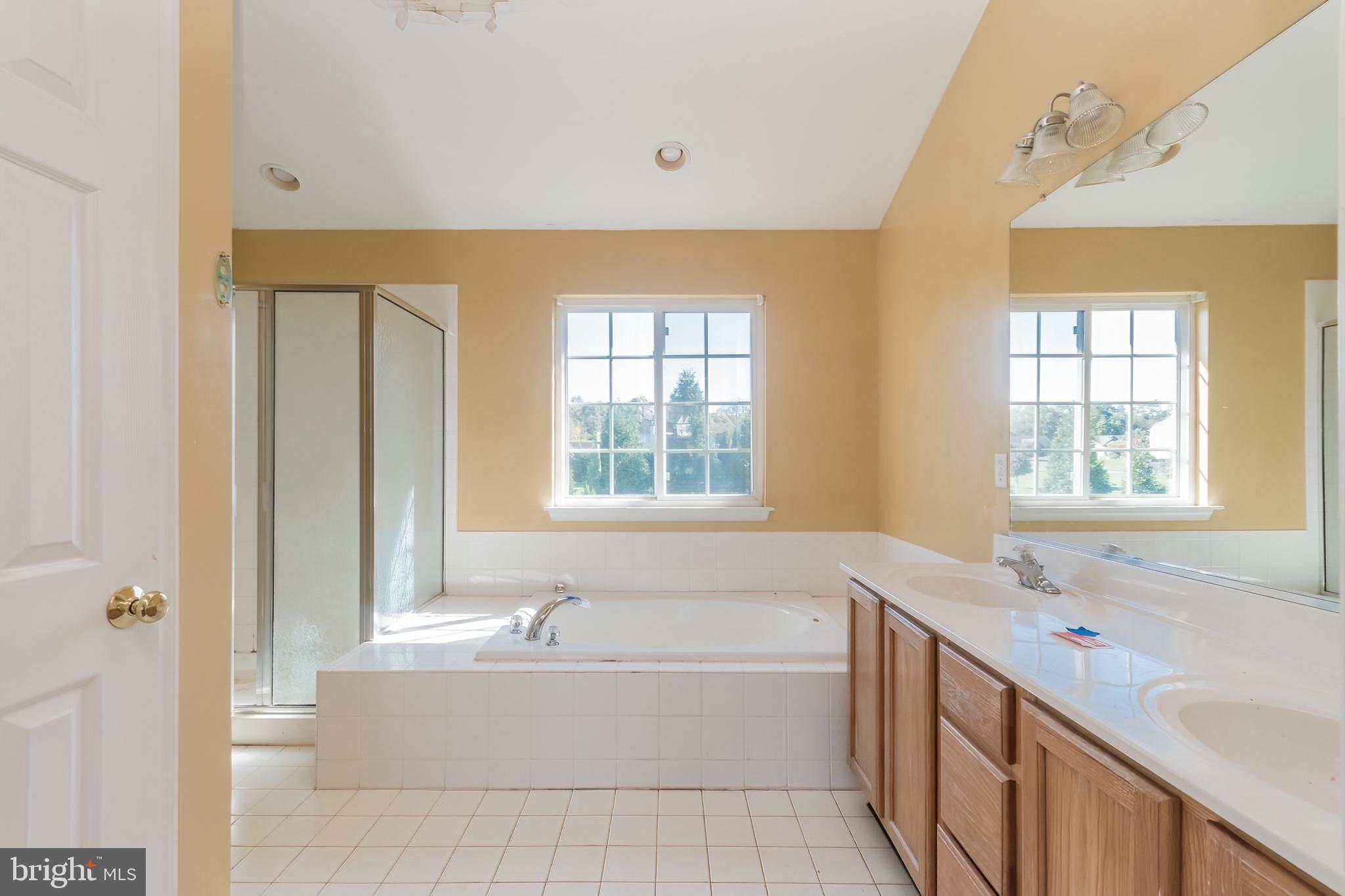 APPLE KNOLLS ESTATES - Residential