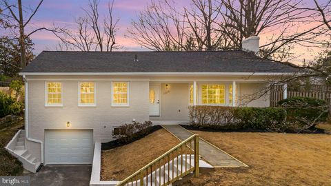 Photo of 6216 Massachusetts Avenue, BETHESDA, MD 20816 (MLS # MDMC2215418)