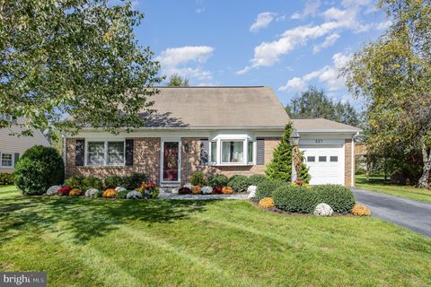 Photo of 521 Hummingbird Drive, LITITZ, PA 17543 (MLS # PALA2061942)
